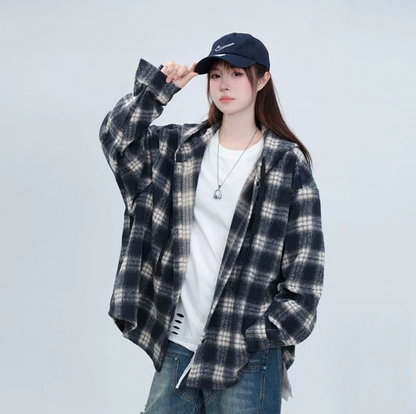ルーズスタイルのフード付きチェック柄シャツ